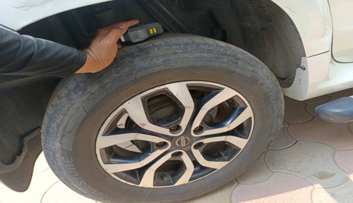 2017 Nissan Terrano XV D THP PREMIUM 110 PS, Diesel, Manual, 1,39,949 km, tyre