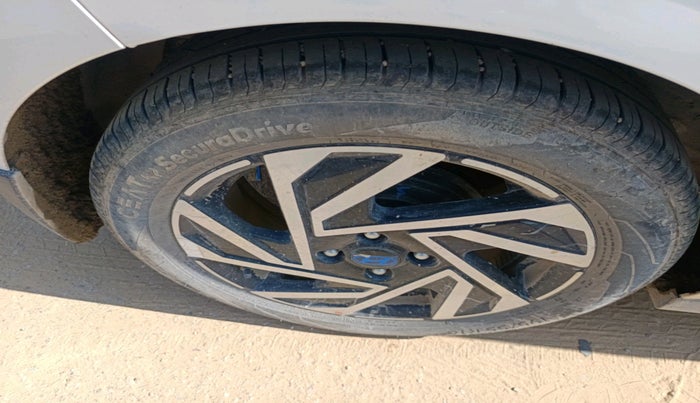 2024 Hyundai NEW I20 ASTA (O) 1.2 MT, Petrol, Manual, 17,717 km, tyre