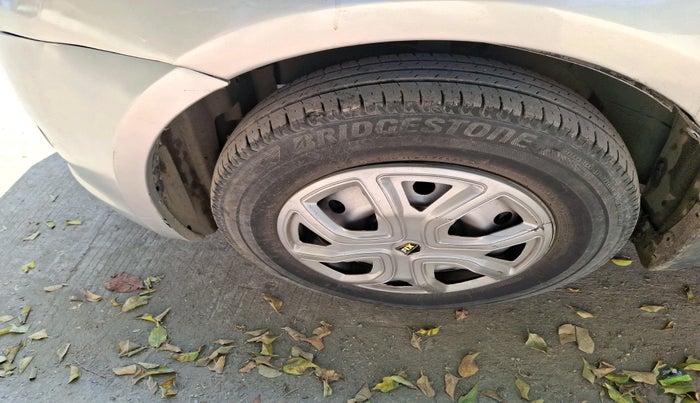 2010 Maruti Swift LXI, Petrol, Manual, 1,28,063 km, tyre