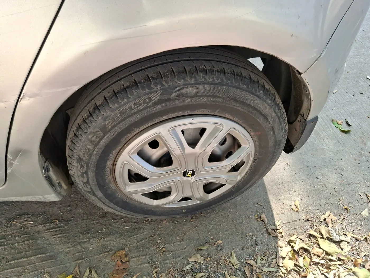 2010 Maruti Swift LXI, Petrol, Manual, 1,28,063 km, tyre