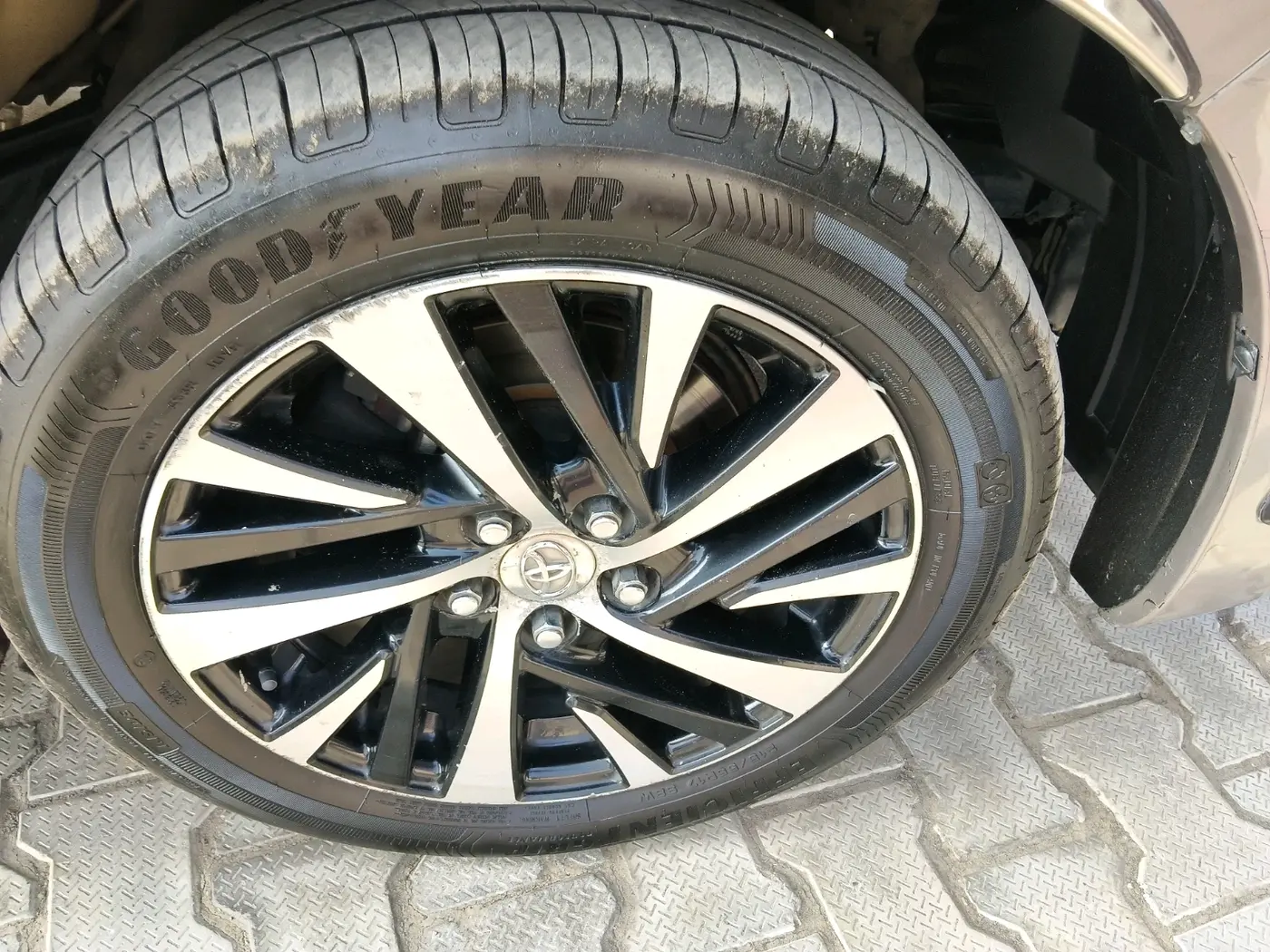 2022 Toyota Innova Crysta 2.4 ZX 7 STR, Diesel, Manual, 56,300 km, tyre