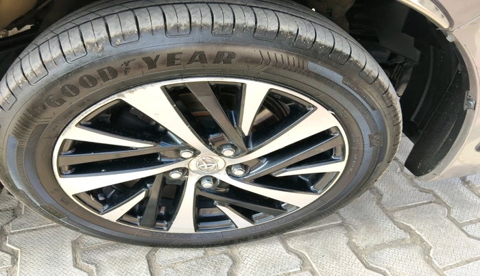 2022 Toyota Innova Crysta 2.4 ZX 7 STR, Diesel, Manual, 56,300 km, tyre