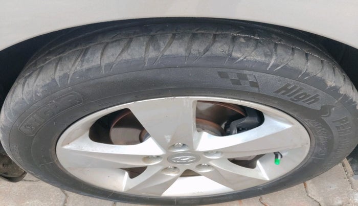 2014 Hyundai New Elantra 1.6 SX AT DIESEL, Diesel, Automatic, 1,52,123 km, tyre