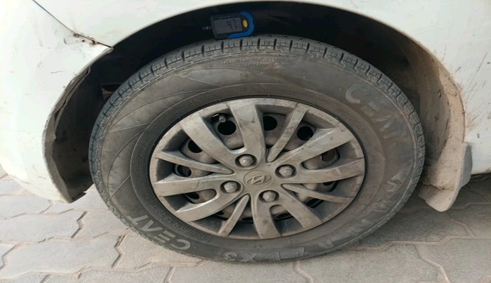 2013 Hyundai i10 MAGNA 1.1, Petrol, Manual, 2,08,755 km, tyre