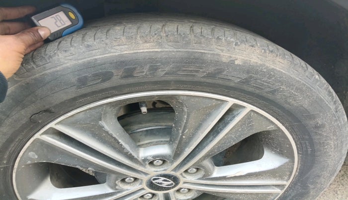 2017 Hyundai Creta SX (O) 1.6 DIESEL, Diesel, Manual, 2,83,821 km, tyre