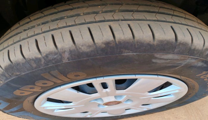 2016 Fiat Linea CLASSIC 1.4 L, Petrol, Manual, 63,843 km, tyre