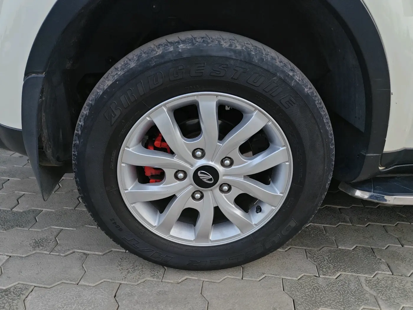 2016 Mahindra XUV500 W10 AT, Diesel, Automatic, 90,633 km, tyre
