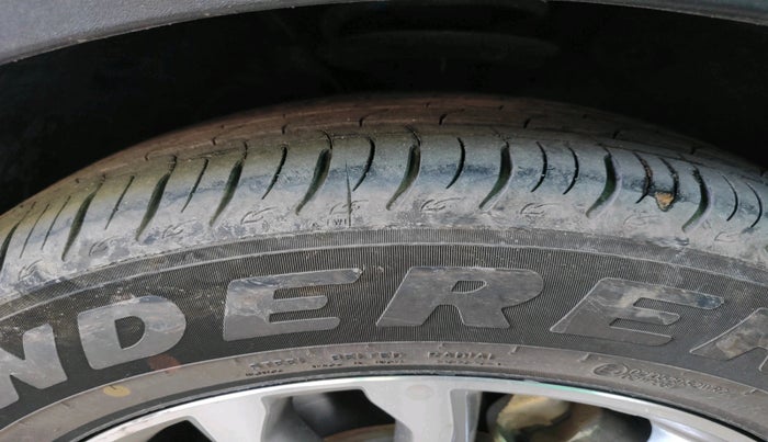 2014 Hyundai Santa Fe 4 WD AT, Diesel, Automatic, 1,29,955 km, tyre