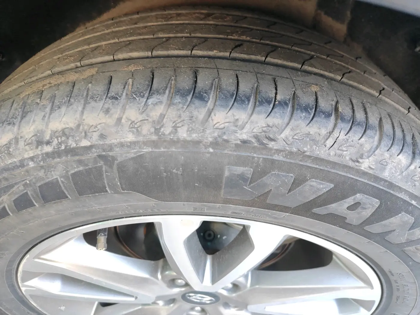 2014 Hyundai Santa Fe 4 WD AT, Diesel, Automatic, 1,29,955 km, tyre