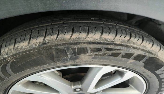 2014 Hyundai Santa Fe 4 WD AT, Diesel, Automatic, 1,29,955 km, tyre