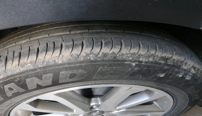 2014 Hyundai Santa Fe 4 WD AT, Diesel, Automatic, 1,29,955 km, tyre