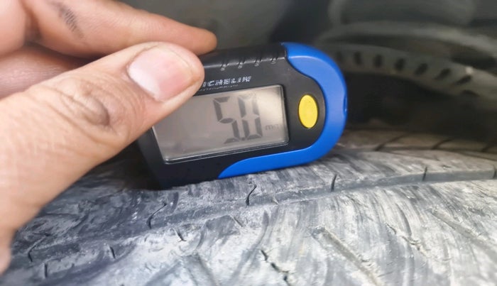 2013 Volkswagen Vento TRENDLINE DIESEL 1.6, Diesel, Manual, 1,22,047 km, tyre