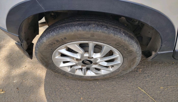 2016 Mahindra Kuv100 K8 6 STR, Petrol, Manual, 1,30,546 km, tyre