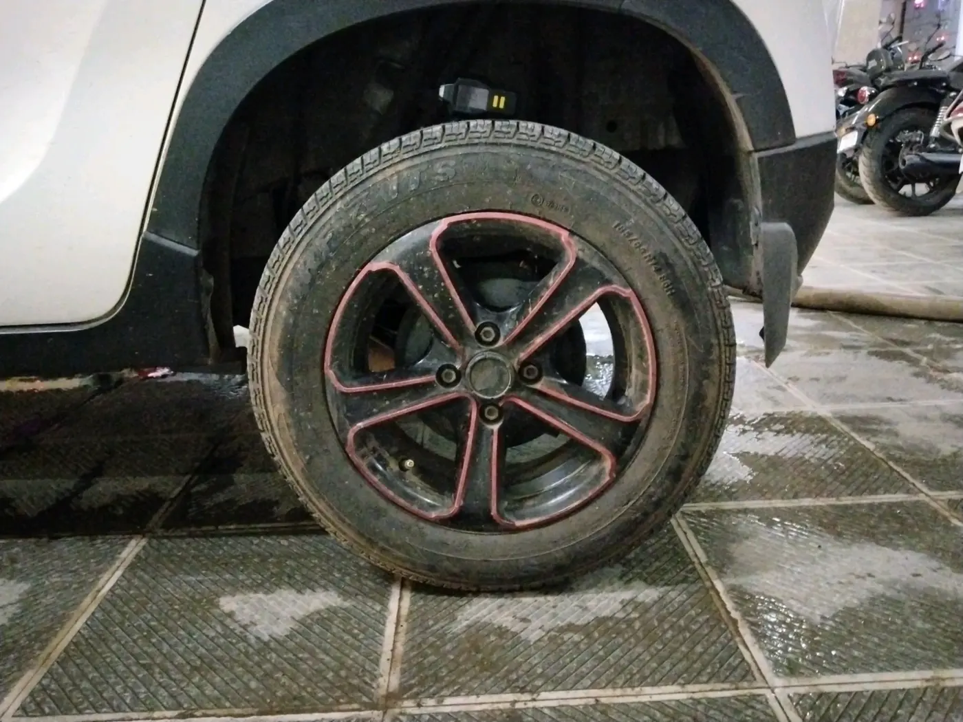 2017 Mahindra Kuv100 K4 6 STR, Petrol, Manual, 40,724 km, tyre