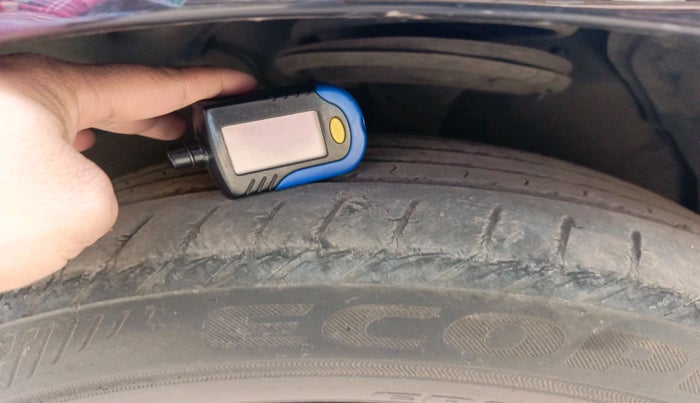 2016 Toyota Camry HYBRID, Hybrid, Automatic, 86,342 km, tyre