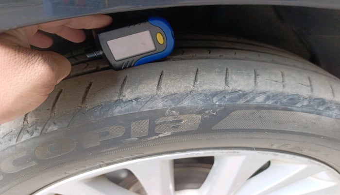 2016 Toyota Camry HYBRID, Hybrid, Automatic, 86,342 km, tyre