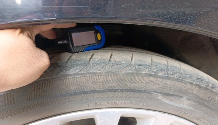 2016 Toyota Camry HYBRID, Hybrid, Automatic, 86,342 km, tyre