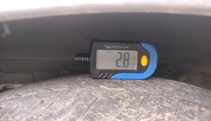 2012 Hyundai Eon MAGNA +, Petrol, Manual, 1,10,864 km, tyre