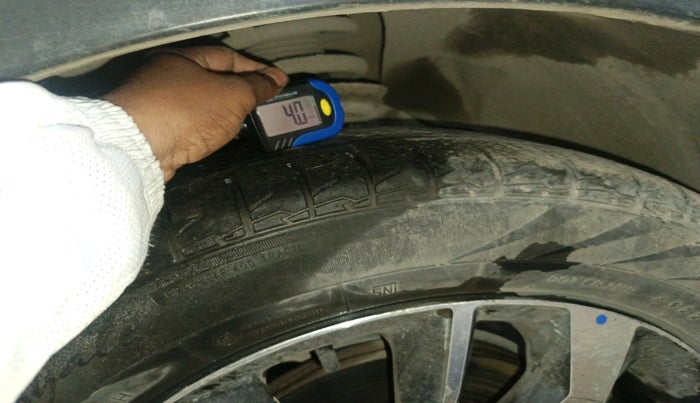 2019 Mahindra XUV300 W8 (O) 1.5 DIESEL AMT, Diesel, Automatic, 1,28,955 km, tyre