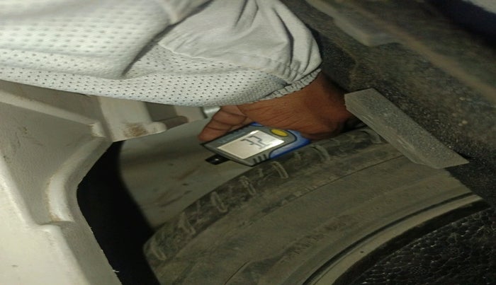 2019 Mahindra XUV300 W8 (O) 1.5 DIESEL AMT, Diesel, Automatic, 1,28,955 km, tyre