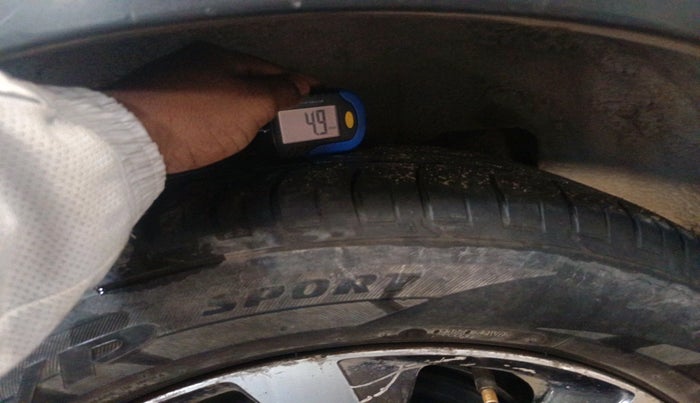 2019 Mahindra XUV300 W8 (O) 1.5 DIESEL AMT, Diesel, Automatic, 1,28,955 km, tyre