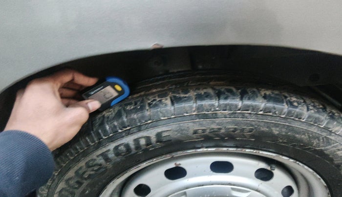 2016 Mahindra Kuv100 K2 6 STR, Petrol, Manual, 38,498 km, tyre