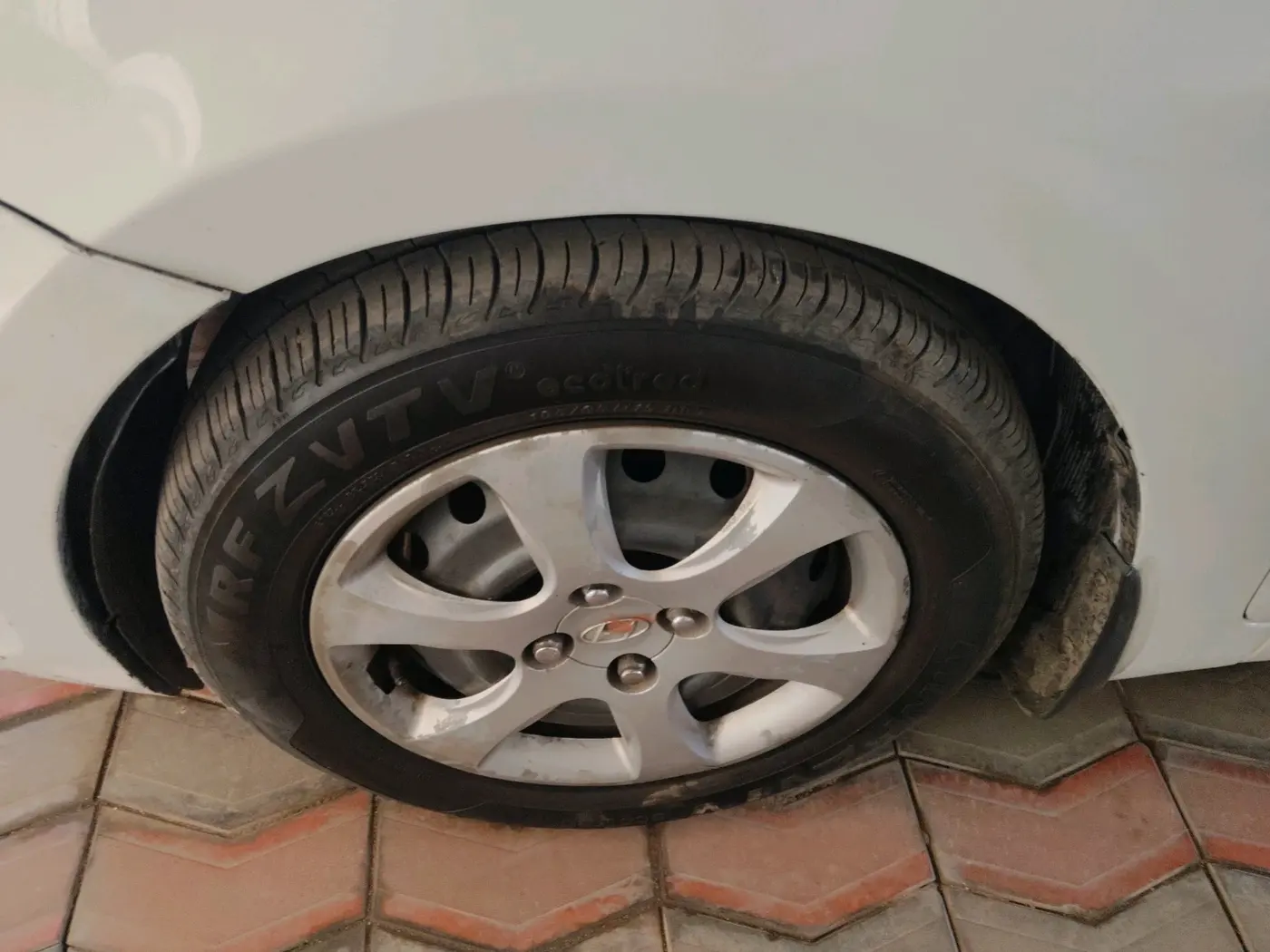 2013 Hyundai Verna FLUIDIC 1.4 CRDI CX, Diesel, Manual, 1,49,500 km, tyre