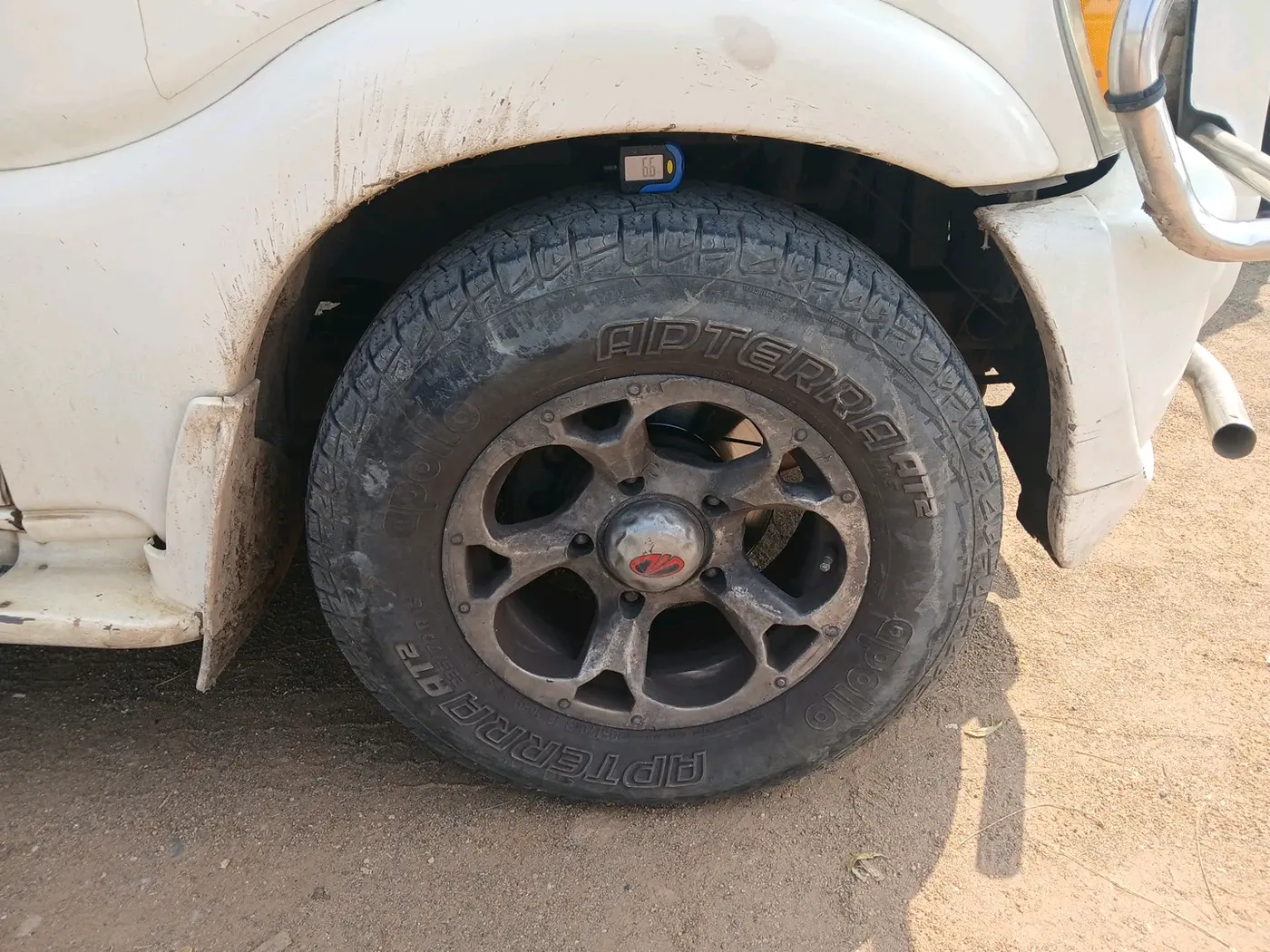 2011 Mahindra Scorpio VLX 2WD, Diesel, Manual, 1,65,326 km, tyre