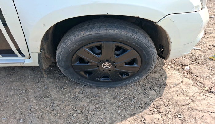 2014 Nissan Terrano XL D THP 110 PS, Diesel, Manual, 1,57,382 km, tyre