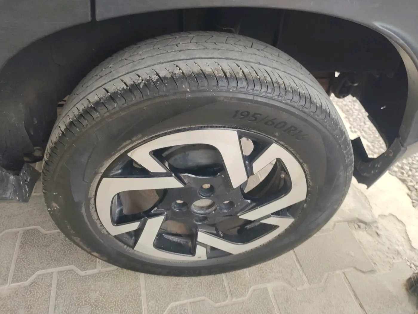2022 Nissan MAGNITE XV EXECUTIVE, Petrol, Manual, 23,848 km, tyre