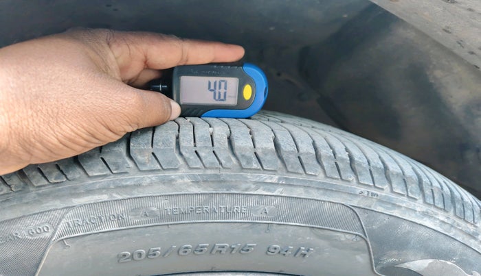 2012 Toyota Innova VX 2.5 7 STR, Diesel, Manual, 2,18,419 km, tyre