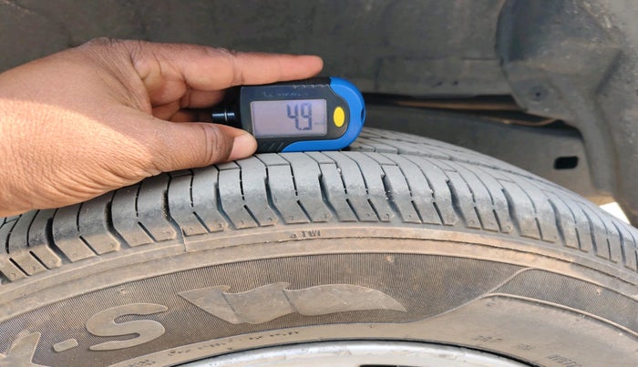 2012 Toyota Innova VX 2.5 7 STR, Diesel, Manual, 2,18,419 km, tyre