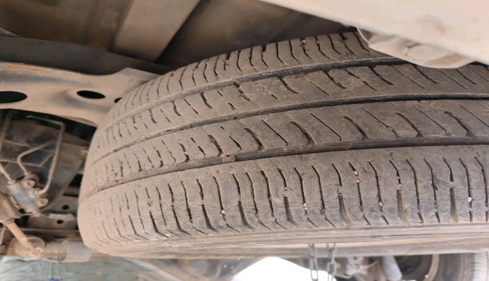 2012 Toyota Innova VX 2.5 7 STR, Diesel, Manual, 2,18,419 km, tyre