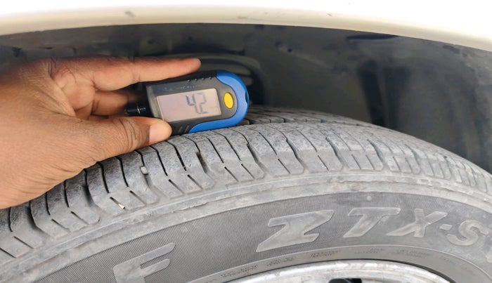 2012 Toyota Innova VX 2.5 7 STR, Diesel, Manual, 2,18,419 km, tyre