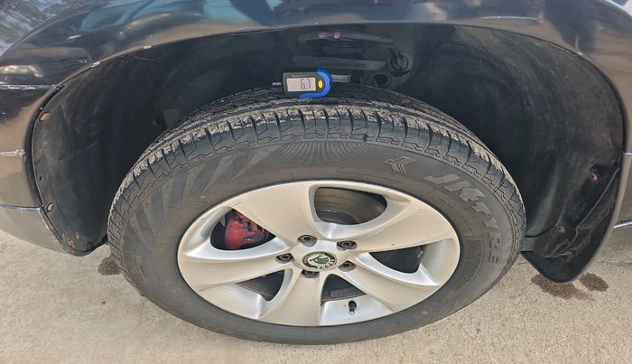 2011 Skoda Yeti ELEGANCE 2.0 TDI CR 4X4, Diesel, Manual, 1,80,087 km, tyre