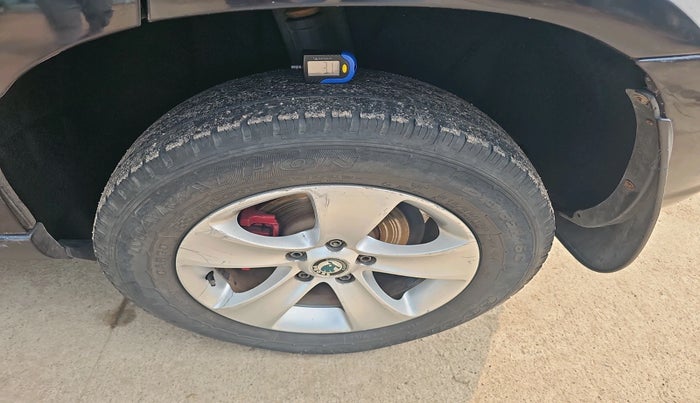 2011 Skoda Yeti ELEGANCE 2.0 TDI CR 4X4, Diesel, Manual, 1,80,087 km, tyre