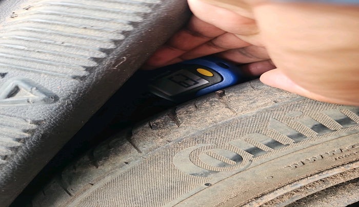 2011 Skoda Yeti ELEGANCE 2.0 TDI CR 4X4, Diesel, Manual, 1,80,087 km, tyre