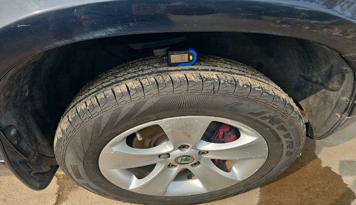 2011 Skoda Yeti ELEGANCE 2.0 TDI CR 4X4, Diesel, Manual, 1,80,087 km, tyre