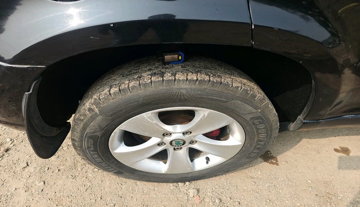 2011 Skoda Yeti ELEGANCE 2.0 TDI CR 4X4, Diesel, Manual, 1,80,087 km, tyre