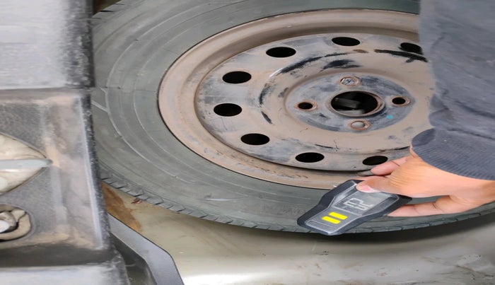 2013 Maruti Swift VDI, Diesel, Manual, 2,90,550 km, tyre