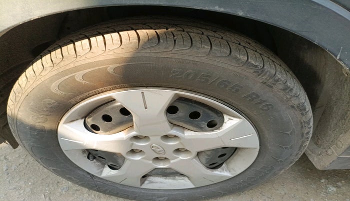 2019 Mahindra XUV300 W6 1.2 PETROL, Petrol, Manual, 68,424 km, tyre