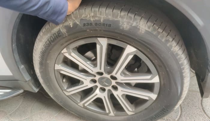 2022 Mahindra XUV700 AX 7 LUXURY D AWD AT 7 STR, Diesel, Automatic, 82,100 km, tyre