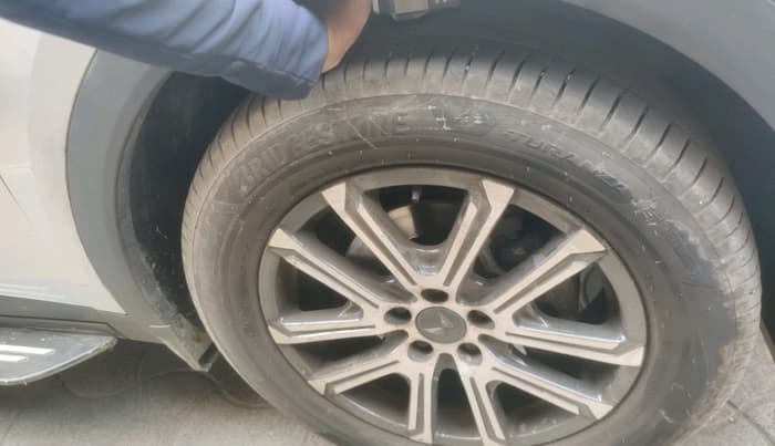 2022 Mahindra XUV700 AX 7 LUXURY D AWD AT 7 STR, Diesel, Automatic, 82,100 km, tyre
