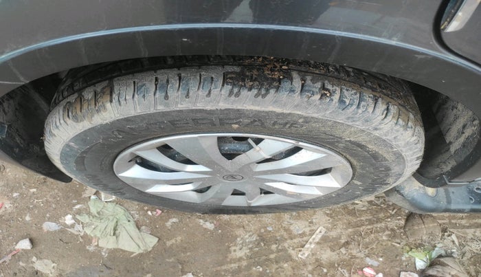 2015 Mahindra XUV500 W6, Diesel, Manual, 1,17,054 km, tyre