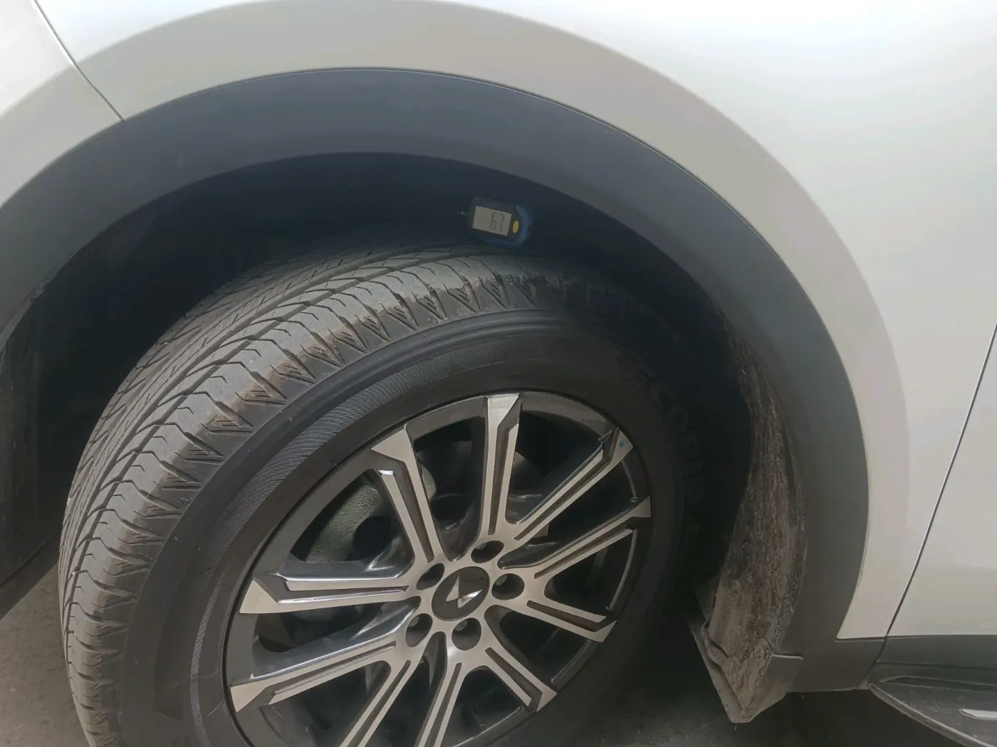 2024 Mahindra XUV700 AX 7 LUXURY P AT 7 STR, Petrol, Automatic, 8,201 km, tyre