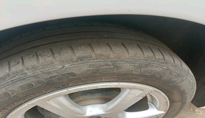 2012 Volkswagen Vento HIGHLINE DIESEL 1.6, Diesel, Manual, 81,059 km, tyre