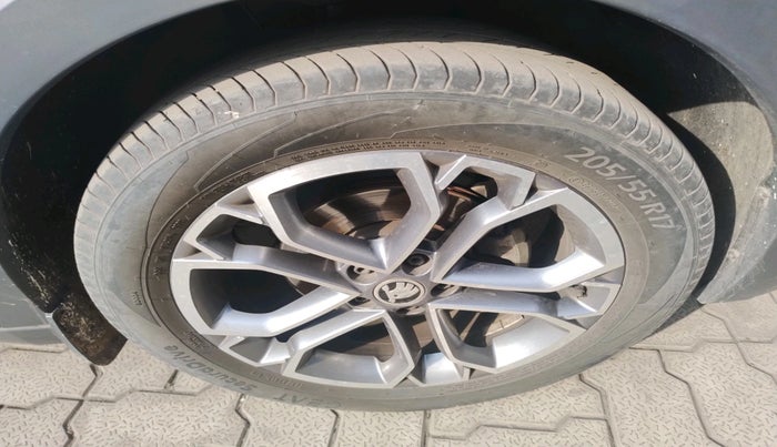 2023 Skoda KUSHAQ STYLE 1.0L TSI AT, Petrol, Automatic, 28,885 km, tyre