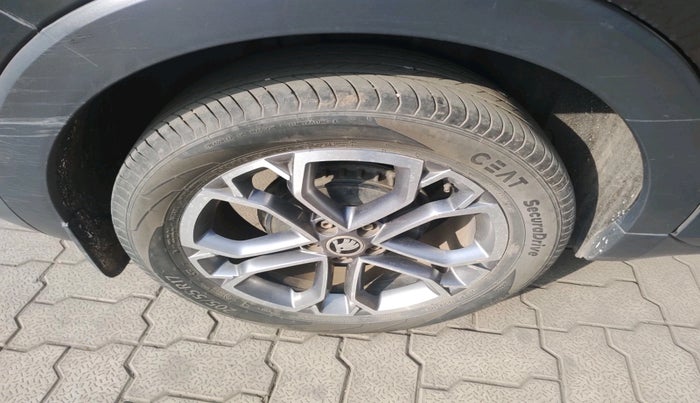 2023 Skoda KUSHAQ STYLE 1.0L TSI AT, Petrol, Automatic, 28,885 km, tyre