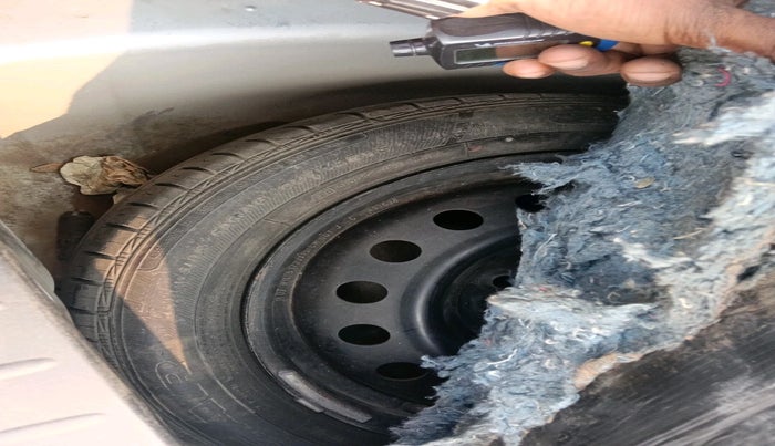 2011 Toyota Etios Liva V, Petrol, Manual, 60,737 km, tyre