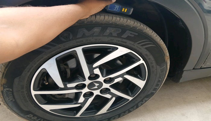 2022 Mahindra XUV300 W8 1.2 PETROL, Petrol, Manual, 42,736 km, tyre